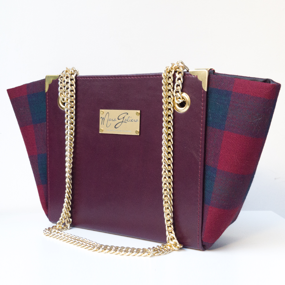 Handbag, borsa a spalla rigida

in vera pelle e tartan, doppio manico con catena, occhielli e angolari dorati,

soffietti laterali estraibili, taschino interno.