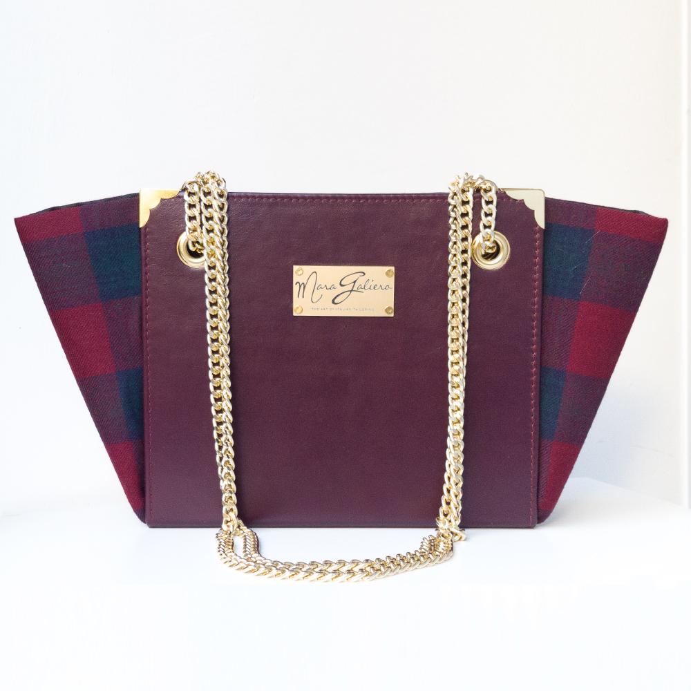 Handbag, borsa a spalla rigida

in vera pelle e tartan, doppio manico con catena, occhielli e angolari dorati,

soffietti laterali estraibili, taschino interno.