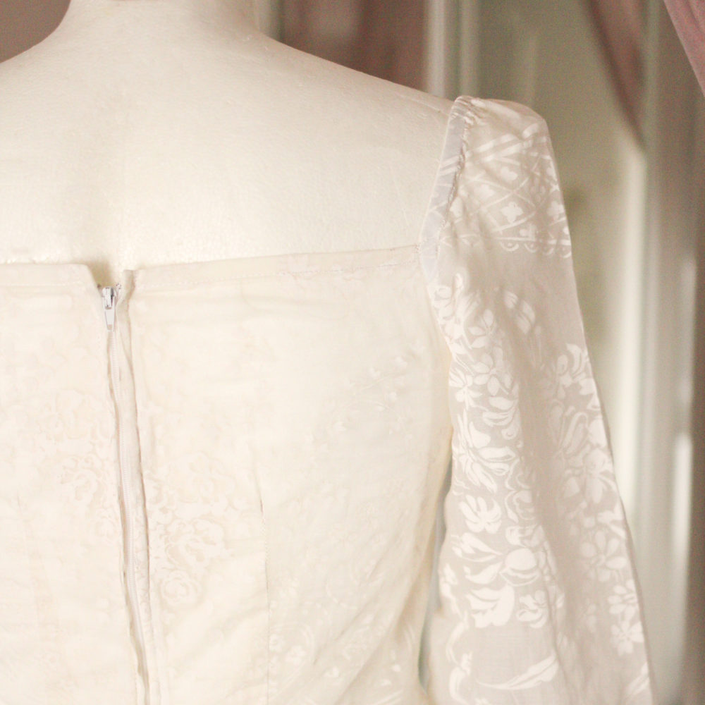 Blusa peplo bianca con scollo quadrato a V: cotone vittoriano | Made in Italy